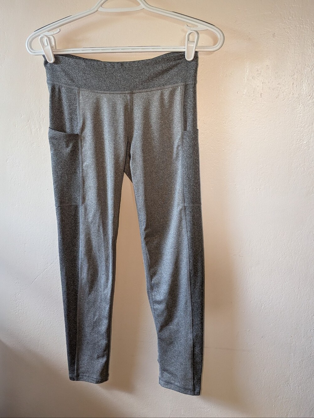 Aero Gray Athletic Leggings Size M with Side Pockets
